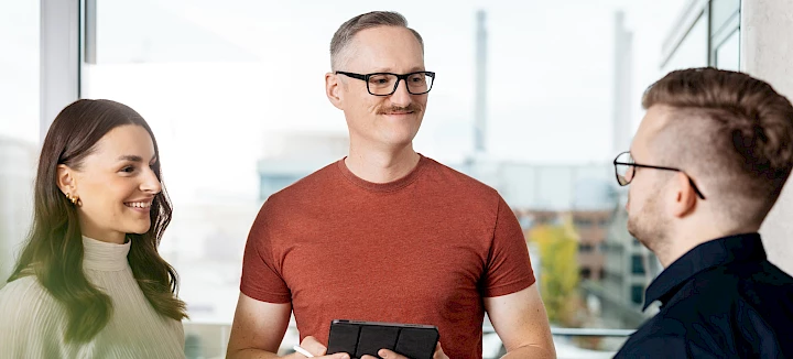 Mitarbeiter der Local SEO Düsseldorf Agentur im Gespraech