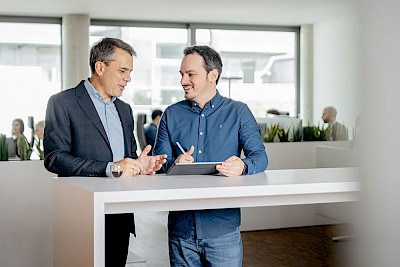 Timo Wormuth van een GEO-vestiging in Augsburg tijdens een gesprek met een klant
