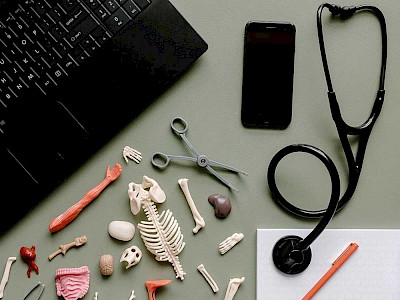 Laptop, Handy, Stethoskop zur Veranschaulichung der SEO für Ärzte