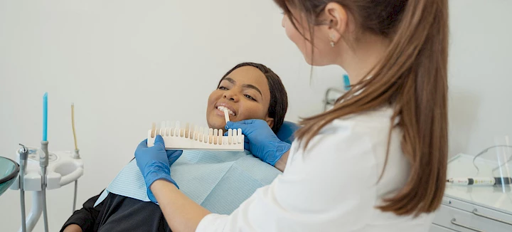 Zahnarztbehandlung in der Praxis zur Veranschaulichung der SEO für Zahnärzte