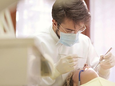 Zahnarztbehandlung zur Veranschaulichung der Herausforderungen der SEO für Zahnärzte
