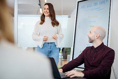 Mitarbeiter der Werbeagentur DREIKON zur Veranschaulichung der Frage Was macht eine Werbeagentur