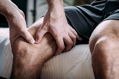 Kniemassage zur Veranschaulichung der Herausforderung im Marketing für Physiotherapeuten