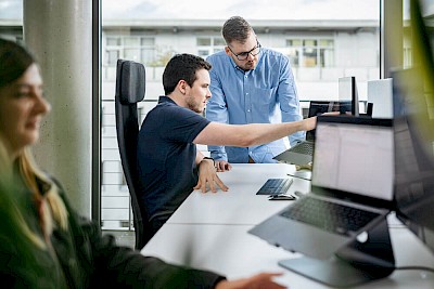 dreikon-team-waehrend-der-arbeit-1.jpg