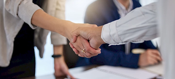 Shaking hands to visualize successful digital HR marketing