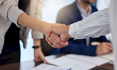 Händeschütteln zur Visualisierung erfolgreichen Digital HR Marketings