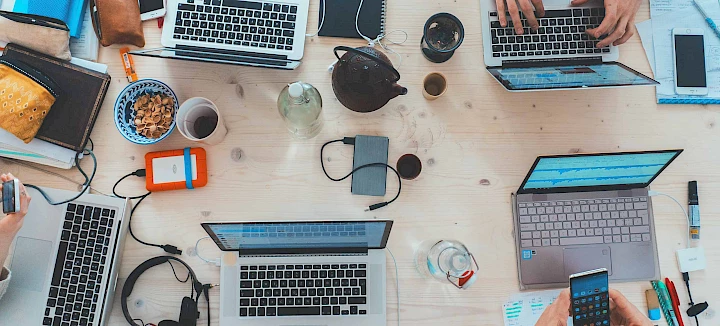 Teamarbeit mit Laptops am Tisch