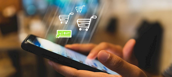 Nutzung ChatGPT: Smartphone mit Shoppingsymbolen