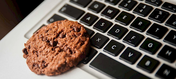 Cookie auf Laptop-Tastatur