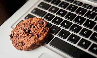 Cookie auf Laptop-Tastatur