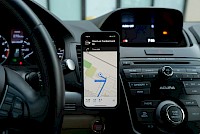 Mobiles Navigationssystem im Auto