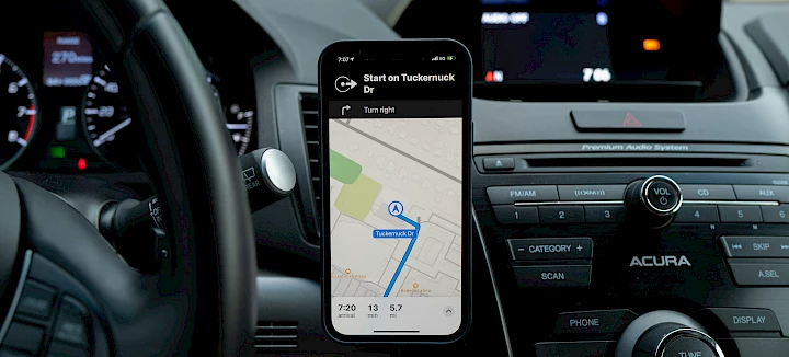 Mobiles Navigationssystem im Auto
