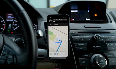 Mobiles Navigationssystem im Auto