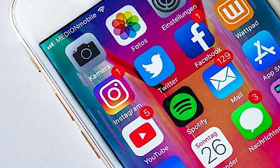 Smartphonedisplay mit verschiedenen Social Media Apps