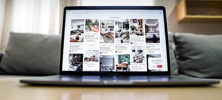 Laptop-Bildschirm mit Pinterest-Pins zur Veranschaulichung der Pinterest Bildgrößen