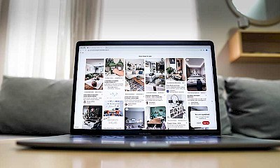 Laptop-Bildschirm mit Pinterest-Pins zur Veranschaulichung der Pinterest Bildgrößen