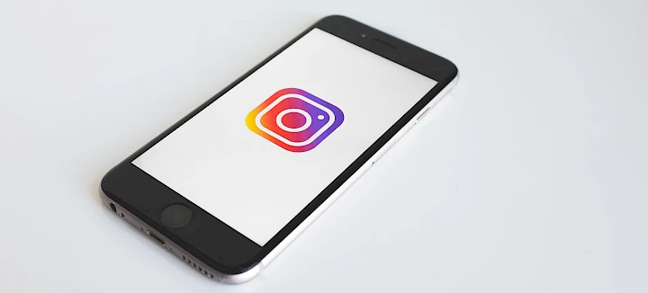 Handy mit Instagramlogo auf dem Display