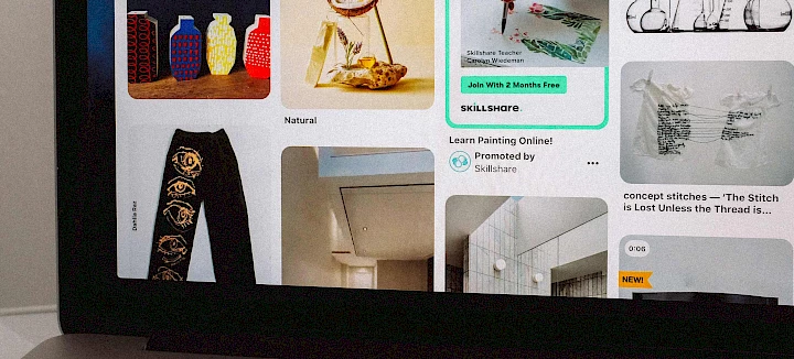 Pinterest Pins auf Bildschirm zur Veranschaulichung der Nutzung von Pinterest für Unternehmen