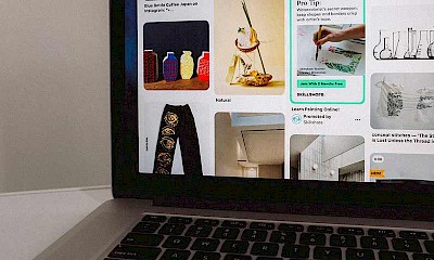 Pinterest Pins auf Bildschirm zur Veranschaulichung der Nutzung von Pinterest für Unternehmen