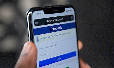 Log-In Seite von Facebook auf Smartphonedisplay