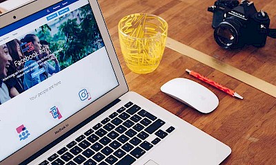 Laptop mit geöffneter Startseite von Facebook Ads zur Veranschaulichung der Wichtigkeit von Facebook Ads