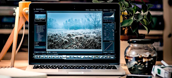 Laptopbildschirm mit geöffnetem Adobe Lightroom-Programm zur Veranschaulichung von einer Bildoptimierung