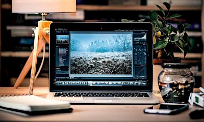 Laptopbildschirm mit geöffnetem Adobe Lightroom-Programm zur Veranschaulichung von einer Bildoptimierung