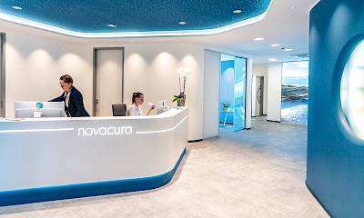 Empfang der Zahnarztpraxis Novacura zur Veranschaulichung von Drucksachen & Marketing für Zahnärzte