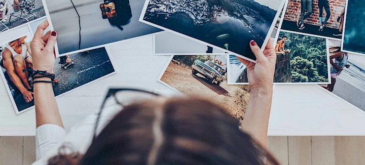 Frau bei der Auswahl von Fotos zur Visualisierung von Bilddatenbanken für lizenzfreie Bilder