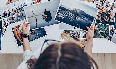 Frau bei der Auswahl von Fotos zur Visualisierung von Bilddatenbanken für lizenzfreie Bilder