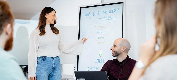 Mitarbeiterin am Whiteboard im Meeting