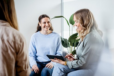 Foto von zwei Mitarbeiterinnen im Meeting