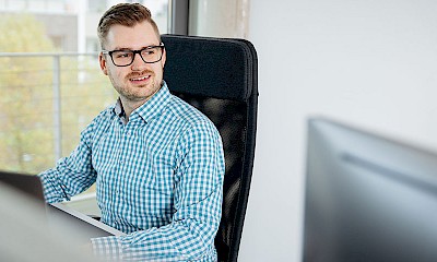 Mitarbeiter von DREIKON zur Veranschaulichung der Arbeit einer Shopware SEO Agentur