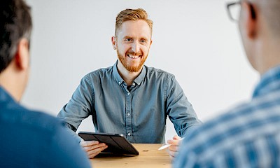 Mitarbeiter von DREIKON im Gespräch zur Veranschaulichung des Themas Websites und Internetauftritte