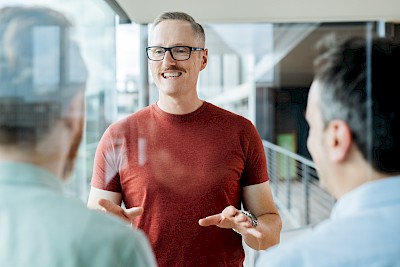 Foto der drei Geschäftsführer von DREIKON im Gespräch