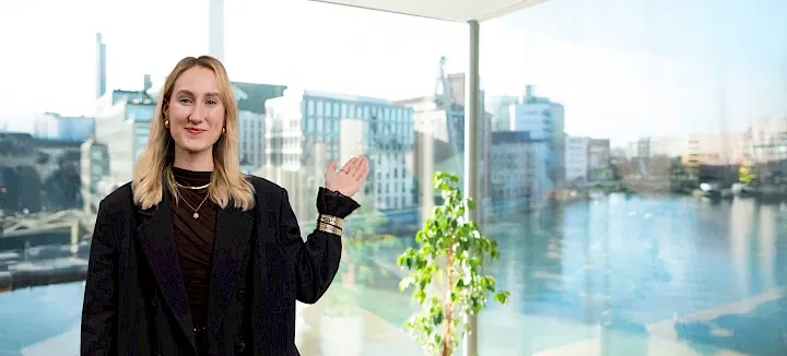 Employee Jale Lindau in the DREIKON office