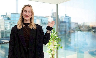 Employee Jale Lindau in the DREIKON office