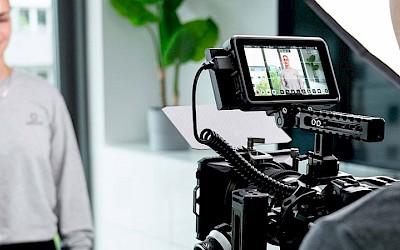 Videograf filmt Person mit Videokamera