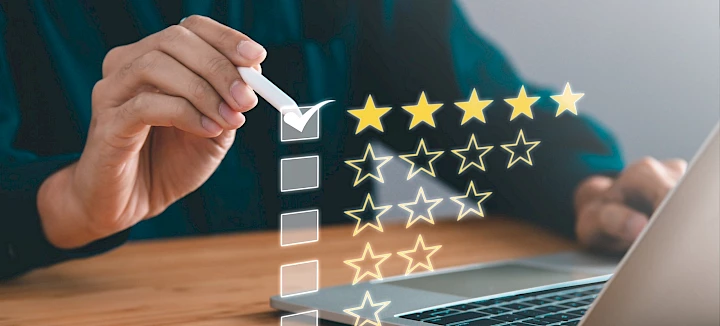 De persoon beoordeelt de diensten van het uitzendbureau met vijf sterren