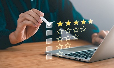 De persoon beoordeelt de diensten van het uitzendbureau met vijf sterren