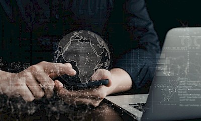 Globe via smartphone, mens op laptop en mobiele telefoon