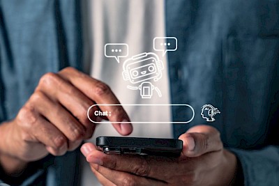 Mobiele telefoon met chatbot overlay, mens voert iets in