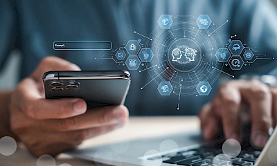 Check KI Sichtbarkeit: Eingabe auf Smartphone