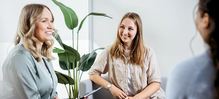 Mitarbeitende aus der KI SEO Agentur unterhalten sich