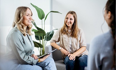 KI SEO Mitarbeiterinnen unterhalten sich in der Agentur