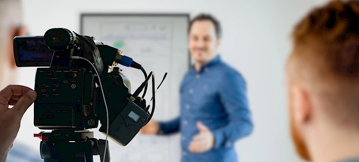 Opnames voor een promotievideo met een AI-avatar in het bureau