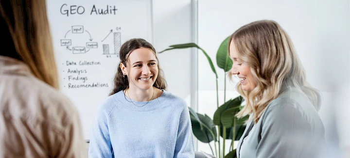 Mitarbeitende besprechen GEO Audit in der Agentur