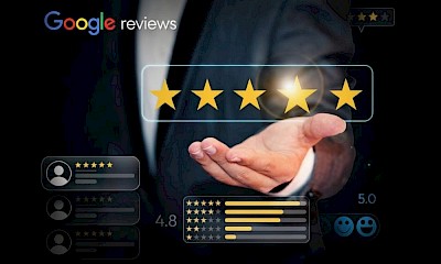 Hand zeigt Bewertungen, oben links Google reviews und verschiedene Scores