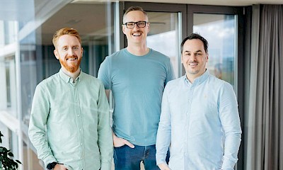 Drei Geschäftsführer lächeln in die Kamera