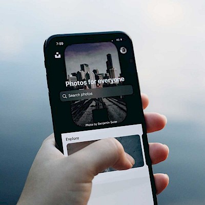 Smartphonedisplay mit geöffneter Unsplash-App